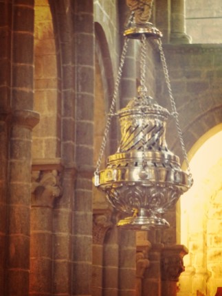 The botafumiero (giant incense burner).